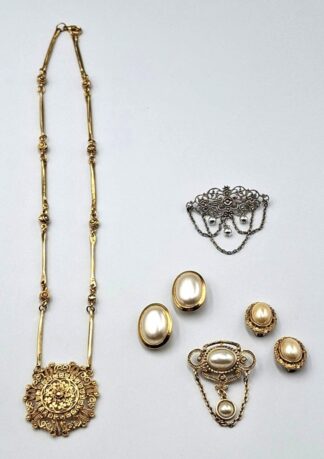 LOT 280 (32982) Est R500 to R1500 - A Vintage Ladies Pierre Cardin Gilt-metal Fashion Necklace