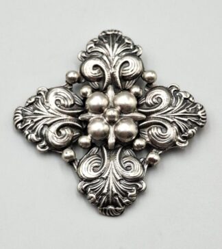 LOT 297 (3298610) Est R400 to R800 - A Stunning Mid 20th Century Ladies SA Sterling Silver Floral Brooch
