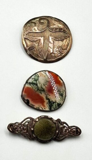 LOT 246 (331644) Est R200 to R400 - A Vintage Ladies Mexican Silver Disc Pendant