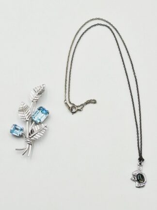 LOT 251 (33181) Est R150 to R300 - A Vintage Ladies American manufactured Sterling Silver Floral Spray Brooch circa 1950s-1960s