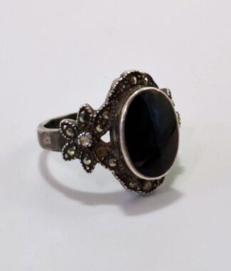 LOT 281 (32982) Est R200 to R400 - A Ladies Sterling Silver Marquisate set Dress Ring