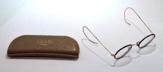 LOT 267 (32980) Est R200 to R400 - A pair of Vintage  Gentleman's Bakelite and Gilt Metal Frame Spectacles