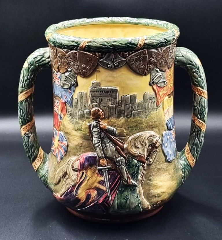 LOT 178 (329071) Est R3000 to R6000 – A Royal Doulton Commemorative Silver Jubilee (1910-1935) Glazed Earthenware Loving Cup (Uncrowned version), designed by Harry Fenton and Charles Noke - Image 2