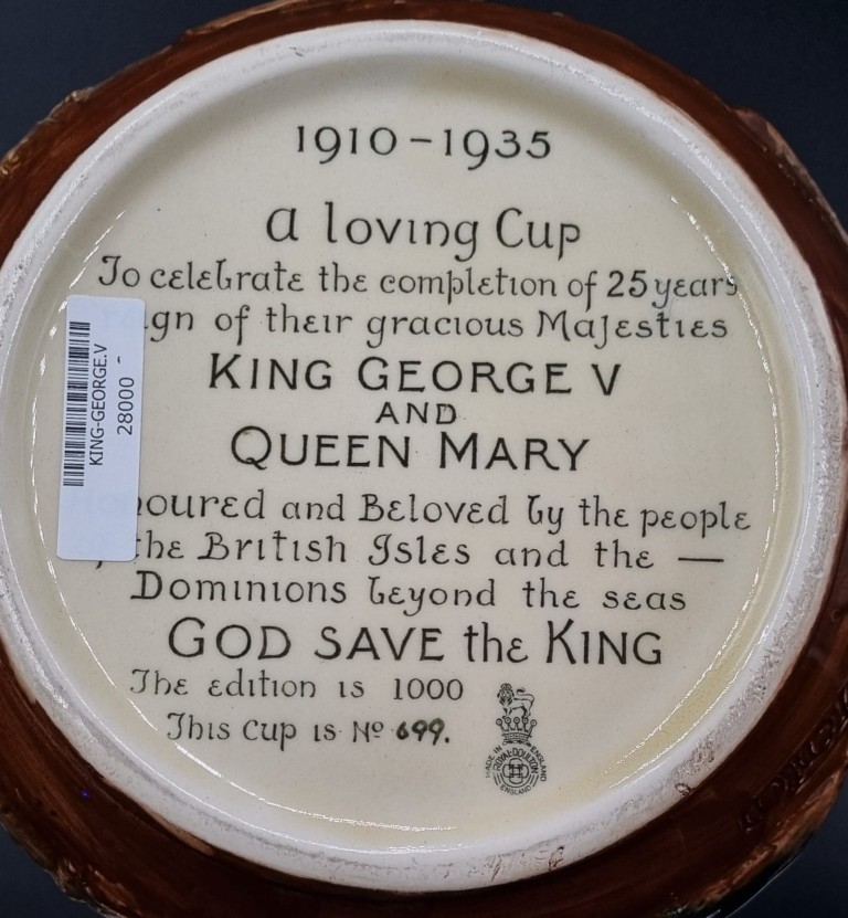 LOT 178 (329071) Est R3000 to R6000 – A Royal Doulton Commemorative Silver Jubilee (1910-1935) Glazed Earthenware Loving Cup (Uncrowned version), designed by Harry Fenton and Charles Noke - Image 5