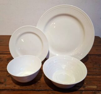 LOT 133 (32974) Est R1000 to R3000 - A Setting for 8 Contemporary Classic Maxwell and Williams Designer Homeware porcelain White Basics pattern Dinner Service (24pcs)