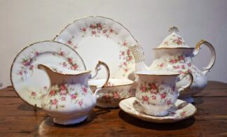 LOT 158 (33128) Est R1500 to R3000 - A Classic English Paragon Fine Bone China Victoriana Rose pattern Tea Service for 6