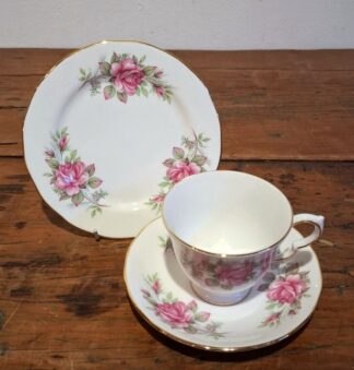 LOT 162 (32940) Est R500 to R1500 - 6 x Queen Anne Bone China Tea trios (18pcs)