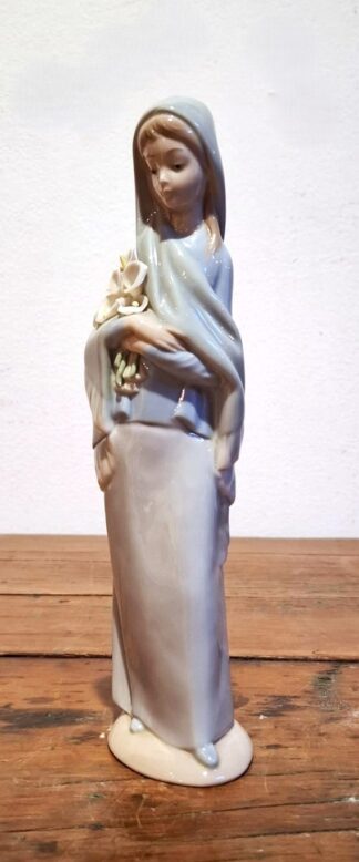 LOT 152 (33097) Est R300 to R600 - A Spanish Lladro Handmade Porcelain Figurine, Girl with Calla Lilies  (Muchachita con Calas)