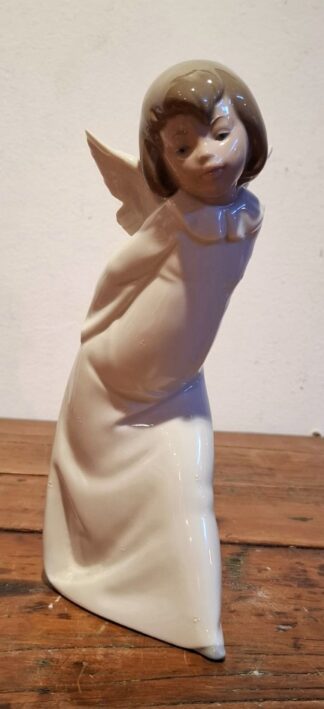 LOT 154 (33097) Est R500 to R1500 - A Spanish Lladro Handmade Porcelain Figurine, Curious Angel/ Curious Angel with Lantern (Angel Curioso)