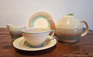 LOT 142 (32974) Est R300 to R600 - An English Art Deco-style  Susie Cooper Crown Works Burslem 5-piece part Morning Set for One circa 1930s-1940s