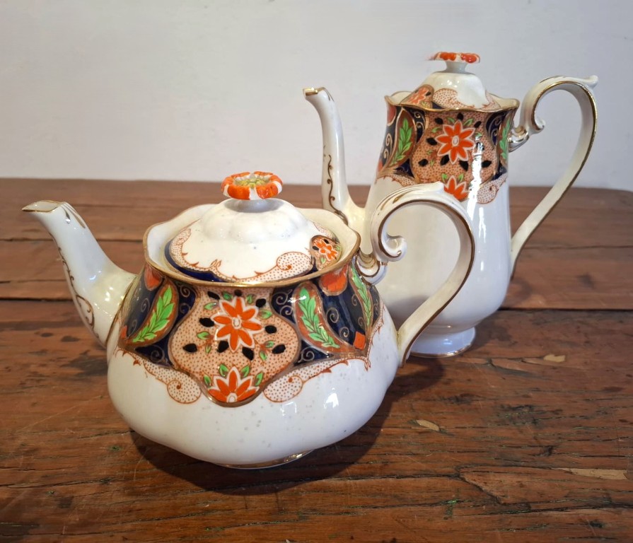 LOT 138 (33119) Est R1000 to R3000 – An Early 20th Century English Interwar period Royal Albert Crown China Tea set and Mocha Set - Image 3