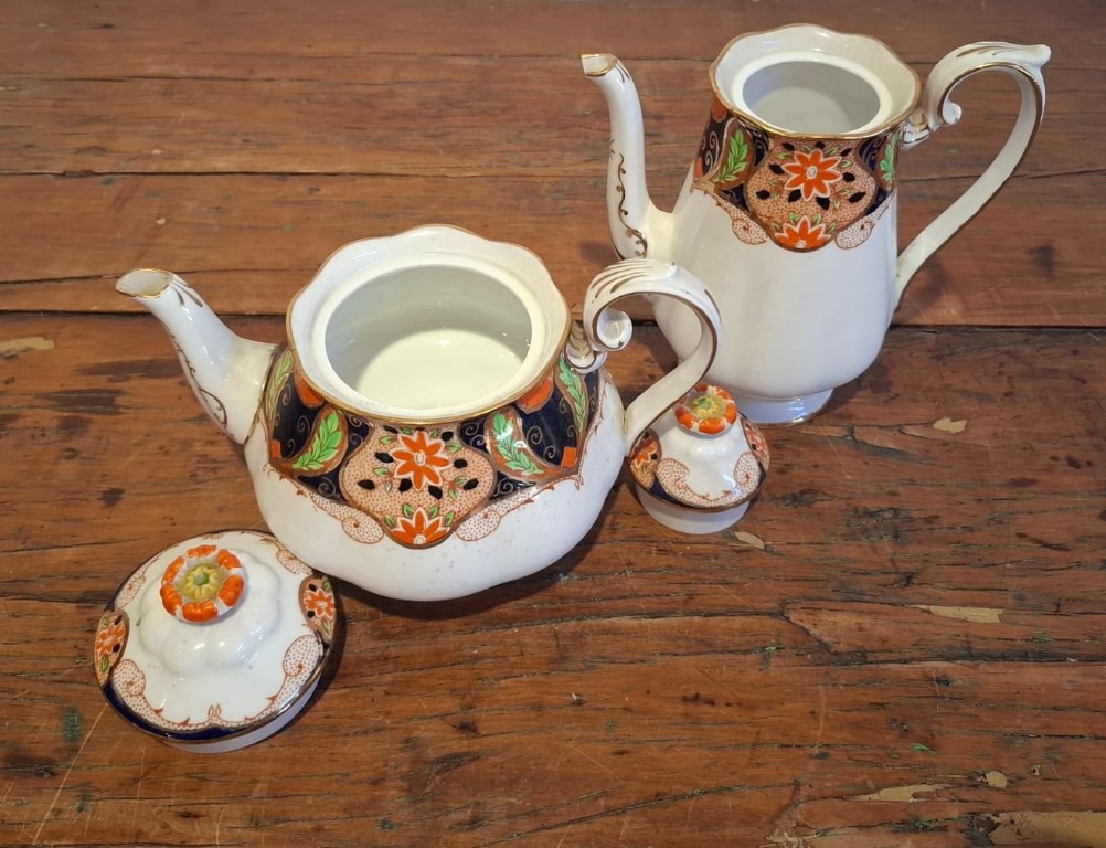 LOT 138 (33119) Est R1000 to R3000 – An Early 20th Century English Interwar period Royal Albert Crown China Tea set and Mocha Set - Image 4