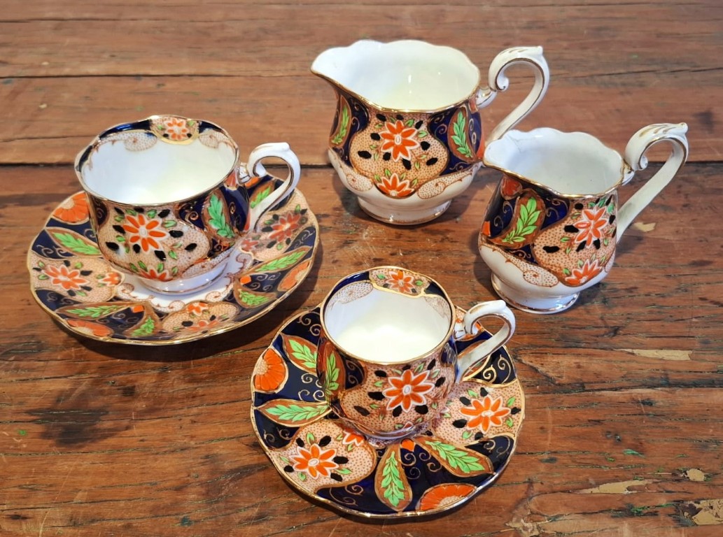 LOT 138 (33119) Est R1000 to R3000 – An Early 20th Century English Interwar period Royal Albert Crown China Tea set and Mocha Set - Image 5