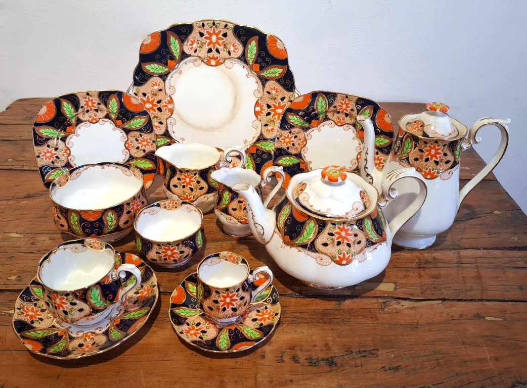 LOT 138 (33119) Est R1000 to R3000 – An Early 20th Century English Interwar period Royal Albert Crown China Tea set and Mocha Set - Image 7