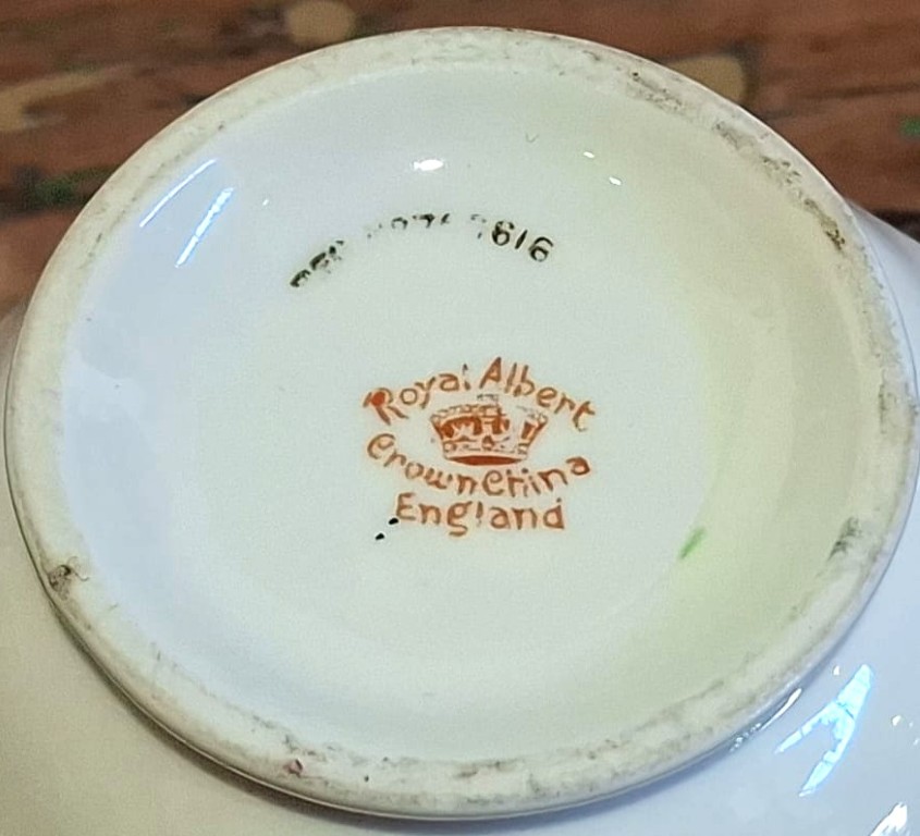 LOT 138 (33119) Est R1000 to R3000 – An Early 20th Century English Interwar period Royal Albert Crown China Tea set and Mocha Set - Image 8