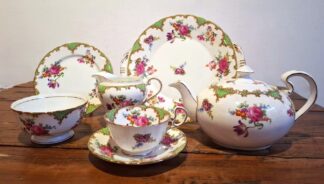 LOT 174 (33181) Est R500 to R1500 - An Elegant Aynsley Bone China Tea Service for 6 (21pcs)