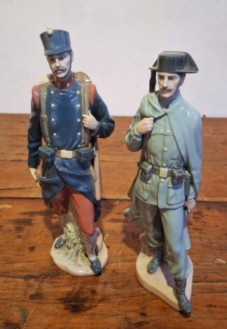 LOT 151 (33097) Est R500 to R1500 - A Spanish Lladro Handmade Porcelain Figurine, Spanish Policeman (Guardia Civil)