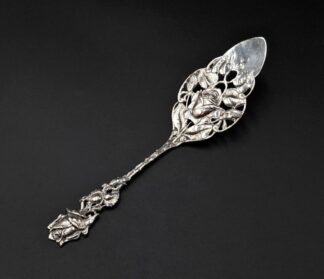 LOT 23 (3295148) Est R800 to R1500 - A Continental Silver Rose and Leaf Cake Lifter