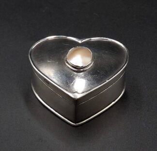 LOT 33 (3295158) Est R1200 to R2400 - An Edward VII Silver Heart-shaped Trinket Box/Ring Box