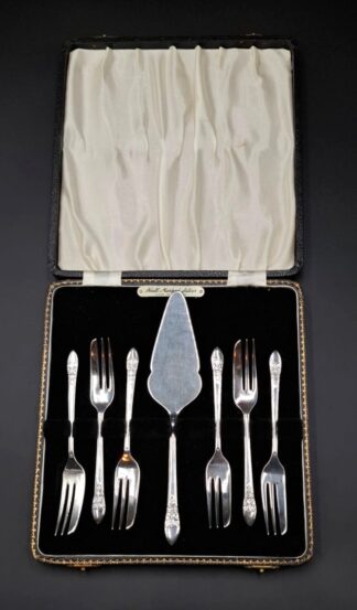 LOT 44 (32974) Est R3000 to R6000 - 6 x George VI Silver Cake Forks