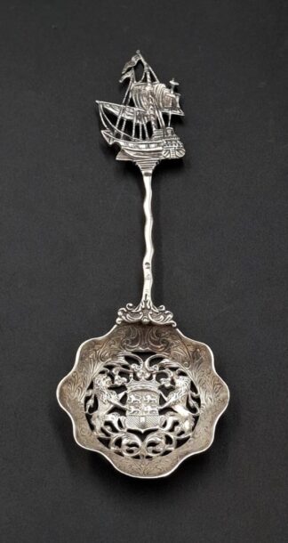 LOT 46 (33145) Est R600 to R1200 - An Early 20th Century Dutch Silver Souvenir Tea Strainer