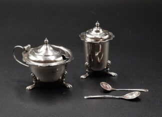 LOT 57 (33185) Est R1500 to R3000 - A George VI Silver Georgian-style Silver Mustard Pot with hinged domed and finialled cover